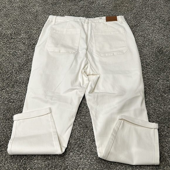 Nwt Judy Blue tie waist with snap and zip. Large pockets and cuffed hem. So cute - Picture 8 of 8